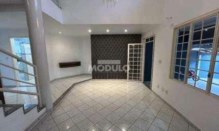 Casa com 4 quartos para alugar na Avenida Teófilo Alves, --, Vigilato Pereira, Uberlândia