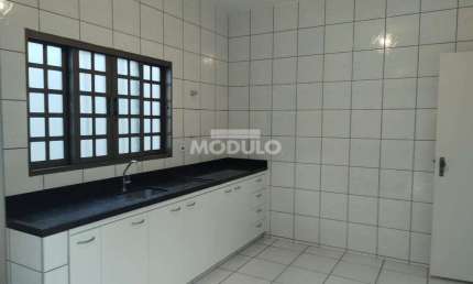 Casa com 3 quartos para alugar na Rua Atiaia, --, Jardim Karaíba, Uberlândia