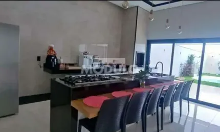 Casa em condomínio fechado com 3 quartos à venda na Avenida Manuel Lucio, --, Grand Ville, Uberlândia