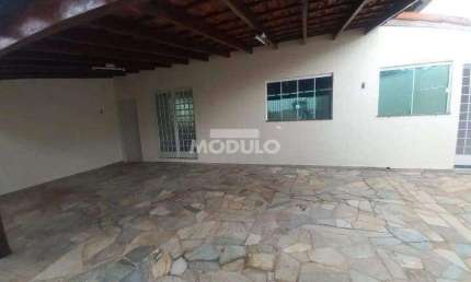 Casa com 3 quartos para alugar na Avenida Anselmo Alves dos Santos, --, Saraiva, Uberlândia