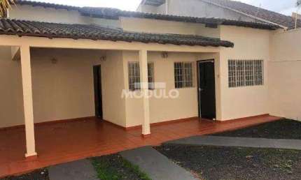 Casa residencial para locação, bairro Santa Mônica com 3 quartos