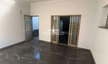 Casa com 3 quartos para alugar na Avenida Estrêla do Sul, --, Bom Jesus, Uberlândia