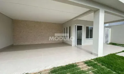 Casa residencial para locação no bairro Shopping Park com 3 suítes