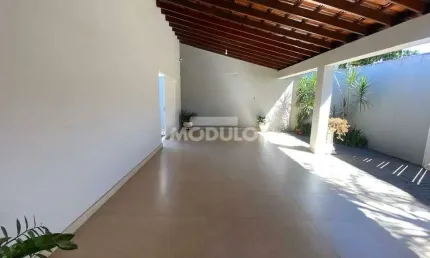 Casa residencial para locação Bairro Santa Mônica com 3 quartos
