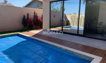 Casa residencial em condomínio para locação, bairro Shopping Park com 3 suítes