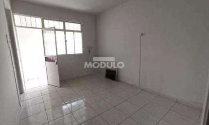 Casa com 3 quartos para alugar na Rua Coronel Antônio Alves Pereira, --, Centro, Uberlândia