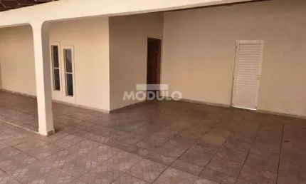 Casa residencial para locação, bairro Santa Mônica com 3 quartos