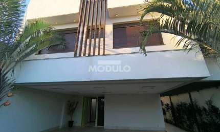Casa mobiliada para locação no bairro Nossa Senhora Aparecida com 3 suítes