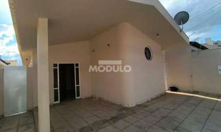 Casa residencial para locação, bairro Saraiva com 3 quartos