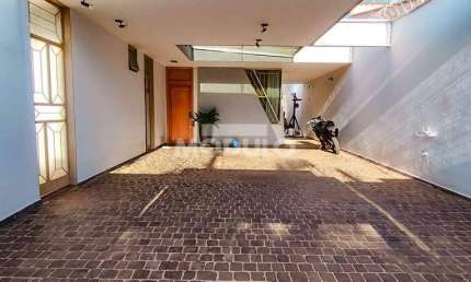 Casa com 3 quartos para alugar na Rua Tapajós, --, Saraiva, Uberlândia