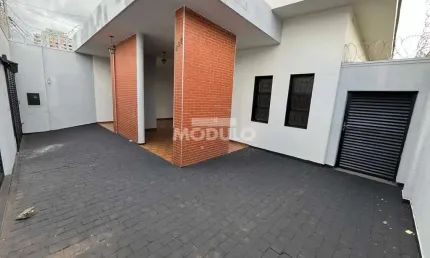 Casa comercial para locação no Centro com 3 quartos