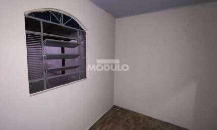 Casa com 4 quartos para alugar na Rua dos Bacuris, --, Jaraguá, Uberlândia