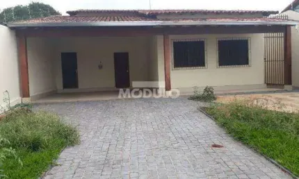 Casa com 3 quartos para alugar na Rua dos Cravos, --, Cidade Jardim, Uberlândia