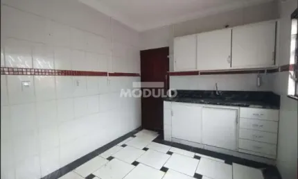 Casa com 3 quartos para alugar na Avenida Hermes Fonseca Carneiro, --, Maracanã, Uberlândia