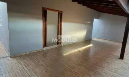 Casa com 2 quartos para alugar na Rua Monza, --, Jardim Europa, Uberlândia