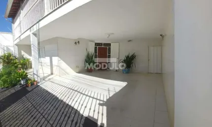 Casa espaçosa com área gourmet e localização privilegiada no Bairro Martins Próximo a MIRAMONTES