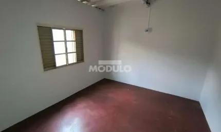 Casa com 2 quartos para alugar na Rua Tamoios, --, Saraiva, Uberlândia