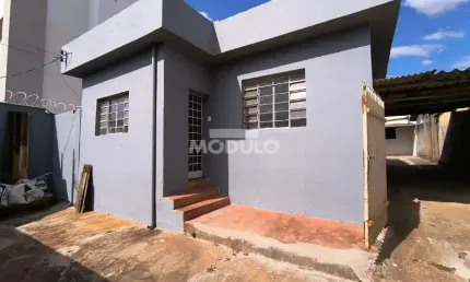 Casa com 3 quartos para alugar na Rua Tamoios, --, Saraiva, Uberlândia