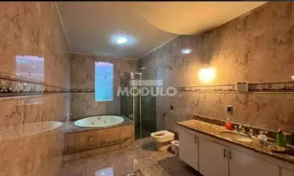 Apartamento com 3 quartos para alugar na Avenida Cesário Crosara, --, Presidente Roosevelt, Uberlândia