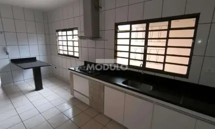 Casa com 3 quartos para alugar na Rua Antônio Azenha Mathias, --, Nova Uberlândia, Uberlândia