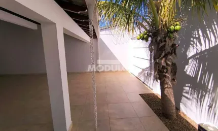 Casa com 3 quartos para alugar na Rua Istambul, --, Jardim Europa, Uberlândia