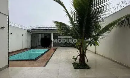 Casa com 3 quartos para alugar na Rua Rio de Janeiro, --, Brasil, Uberlândia