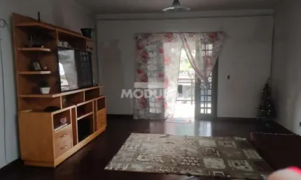 SOBRADO à venda, 6 quartos, 2 suítes, Presidente Roosevelt - Uberlândia/MG