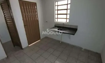 Casa com 1 quarto para alugar na Rua Tenente Virmondes, --, Centro, Uberlândia