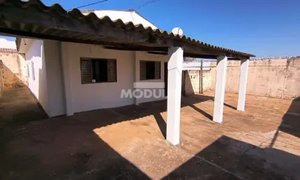 Casa com 3 quartos para alugar na Rua Elpídio Aristides de Freitas, --, Presidente Roosevelt, Uberlândia