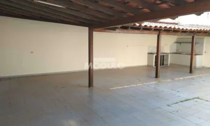 Casa residencial à venda, 3 quartos, 1 suíte, 4 vagas, santa mônica - uberlândia/mg