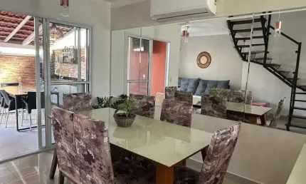 Casa sobrado pronta para morar no condomínio Casas da Toscana com 3dorms sendo 1 suíte, 2 vagas, todo com armários planejados.