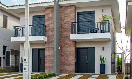 Casa nova sobrado pronta no Medeiros, condomínio Kaza Alamedas com 2 suítes, quintal, lavabo e 2 vagas de garagem.