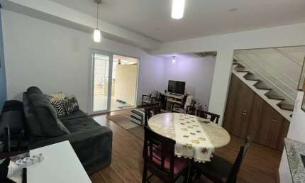 Casa sobrado pronta toda com armários planejados no condomínio Verdana no Medeiros com 3dorms sendo 1 suíte, amplo quintal e 2 vagas.