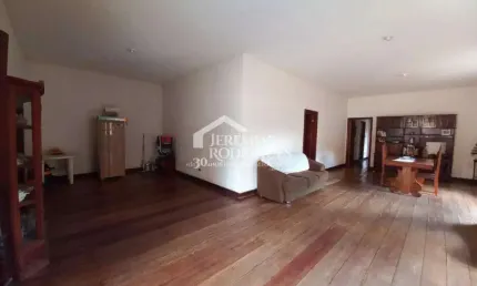 Espetacular casa térrea com piscina, quintal amplo e ótima localização - Pindamonhangaba/SP