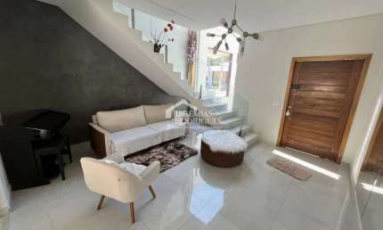Casa assobradada à venda com 3 suítes no Condomínio Morada do Visconde em Tremembé /SP.