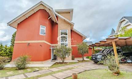 Casa assobradada à venda com 3 dormitórios no Condomínio Aldeia Austríaca em Campos do Jordão/SP.