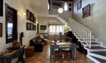 Casa assobradada à venda com 4 dormitórios no Condomínio Jardim das Hortênsias em Taubaté/SP.