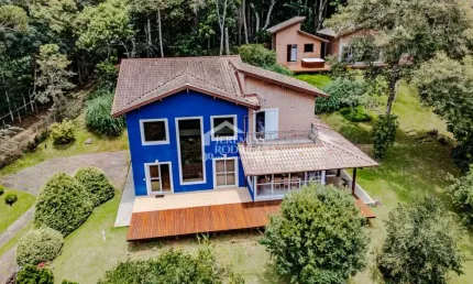 Casa assobradada à venda com 3 dormitórios no Condomínio Parque da Mantiqueira em Santo Antônio do Pinhal/SP.