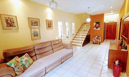 Casa assobradada à venda com 3 suítes no Condomínio Fortaleza em Taubaté/SP.