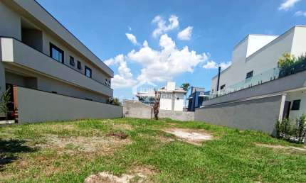 Terreno à venda com 493 m² no Condomínio Terras de San Marco em Taubaté/SP.