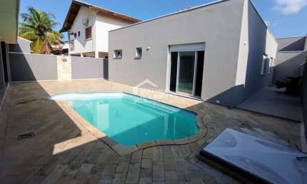 Casa à venda com 3 dormitórios no Condomínio Taubaté Village em Taubaté/SP.
