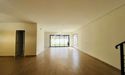 Casa assobradada à venda com 3 suítes no Condomínio e Ouro Ville em Taubaté/SP.