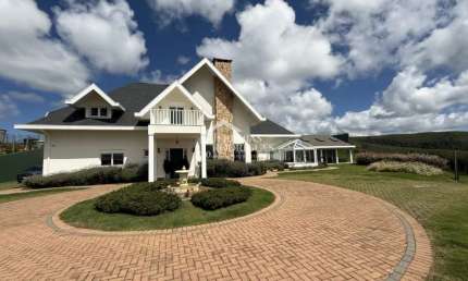 Casa à venda com 4 suítes no Condomínio Jardim Monte Belo em Campos do Jordão/SP.