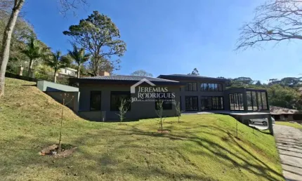Casa à venda com 4 dormitórios, no Condomínio Parque da Mantiqueira em Santo Antônio do Pinhal/SP.