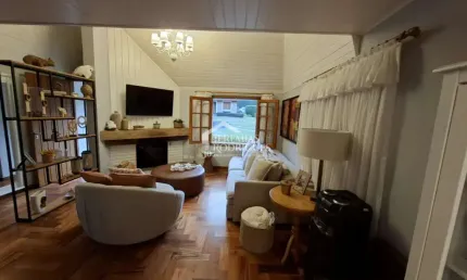 Casa à venda com 2 dormitórios no Condomínio Petiti Village em Campos do Jordão/SP.