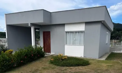 CASA COM 2 QUARTOS EM CONDOMÍNIO PRÓXOMO AO CENTRO DE MARICÁ