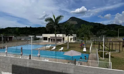 CASA COM 2 QUARTOS EM CONDOMÍNIO PRÓXOMO AO CENTRO DE MARICÁ