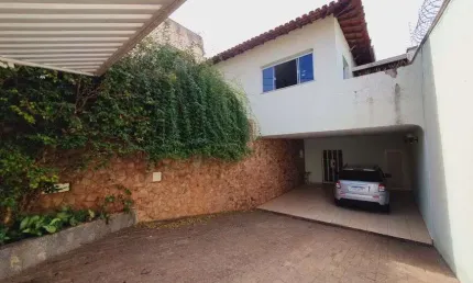 Sobrado para venda tem 328 metros quadrados com 4 quartos em Lídice - Uberlândia - MG