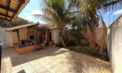 Casa para venda possui 195 metros quadrados com 3 quartos em Custódio Pereira - Uberlândia - MG