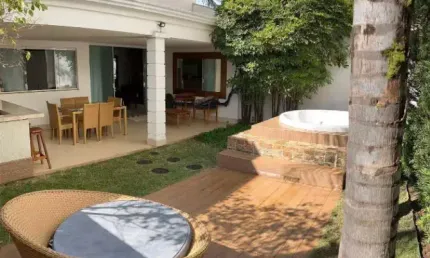 Sobrado para venda possui 192 metros quadrados com 3 quartos em Jardim Karaíba - Uberlândia - MG